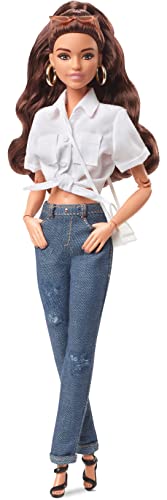 BARBIE SIGNATURE BARBIESTYLE CONJUNTO DE ROPA Y MUÑECA DE MODA MORENA CON 2 BLUSAS FALDA JEANS CHAQUETA 2 PARES DE ZAPATOS - 2