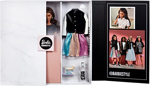 BARBIE SIGNATURE BARBIESTYLE CONJUNTO DE ROPA Y MUÑECA DE MODA MORENA CON 2 BLUSAS FALDA JEANS CHAQUETA 2 PARES DE ZAPATOS - 6