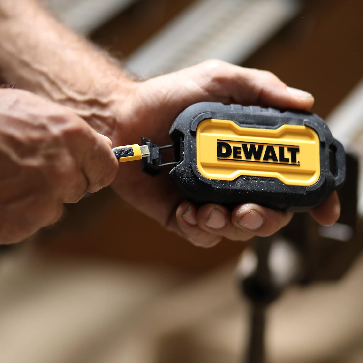 DEWALT CARGADOR PORTÁTIL RESISTENTE, BANCO DE ENERGÍA, SITIO DE TRABAJO - 7