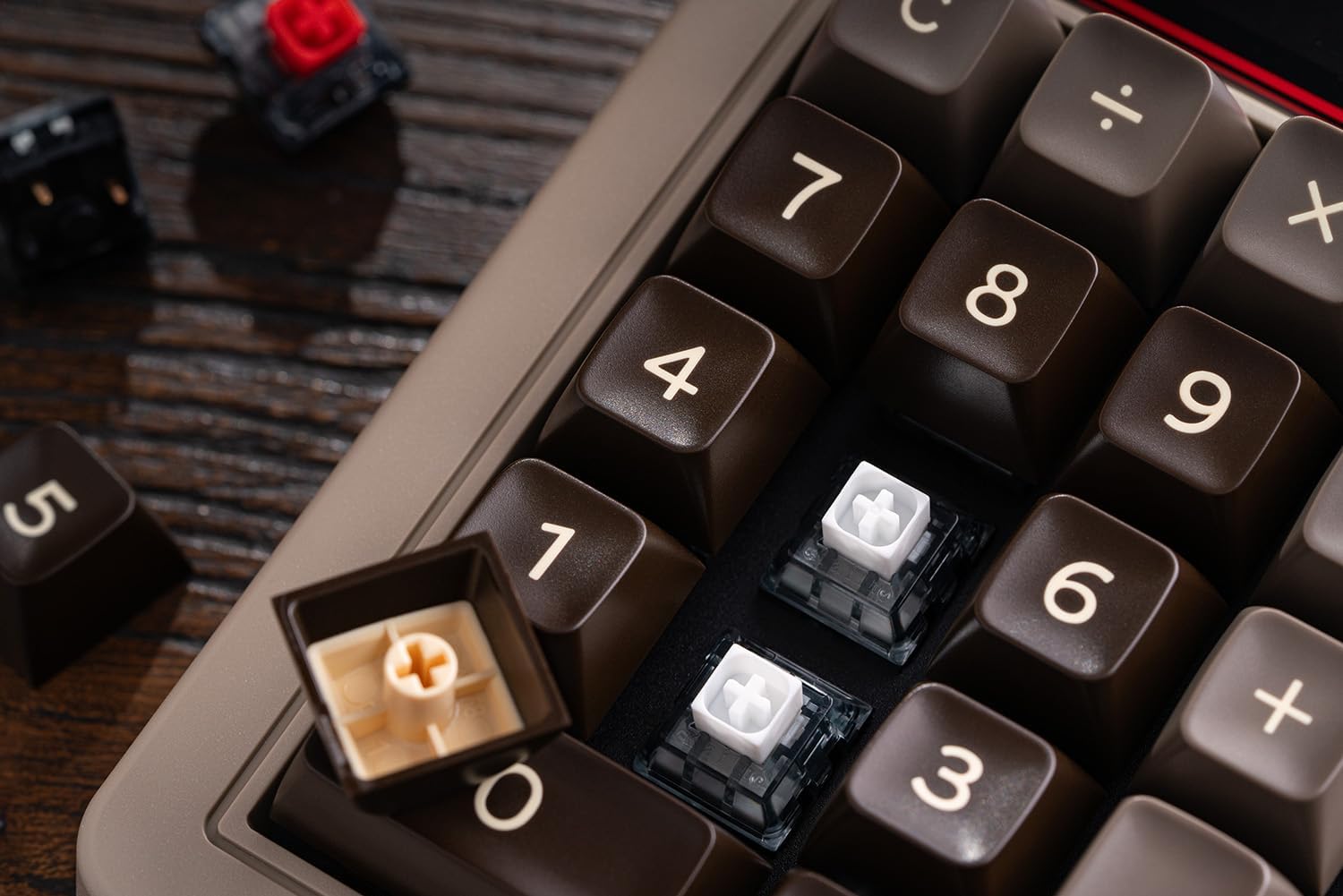 8BITDO RETRO 18 MECHANICAL NUMPAD, SUPPORTS CALCULATOR MODE, BLUETOOTH/2.4G/WIRED NUMPAD FOR WINDOWS AND ANDROID - C64 - 7