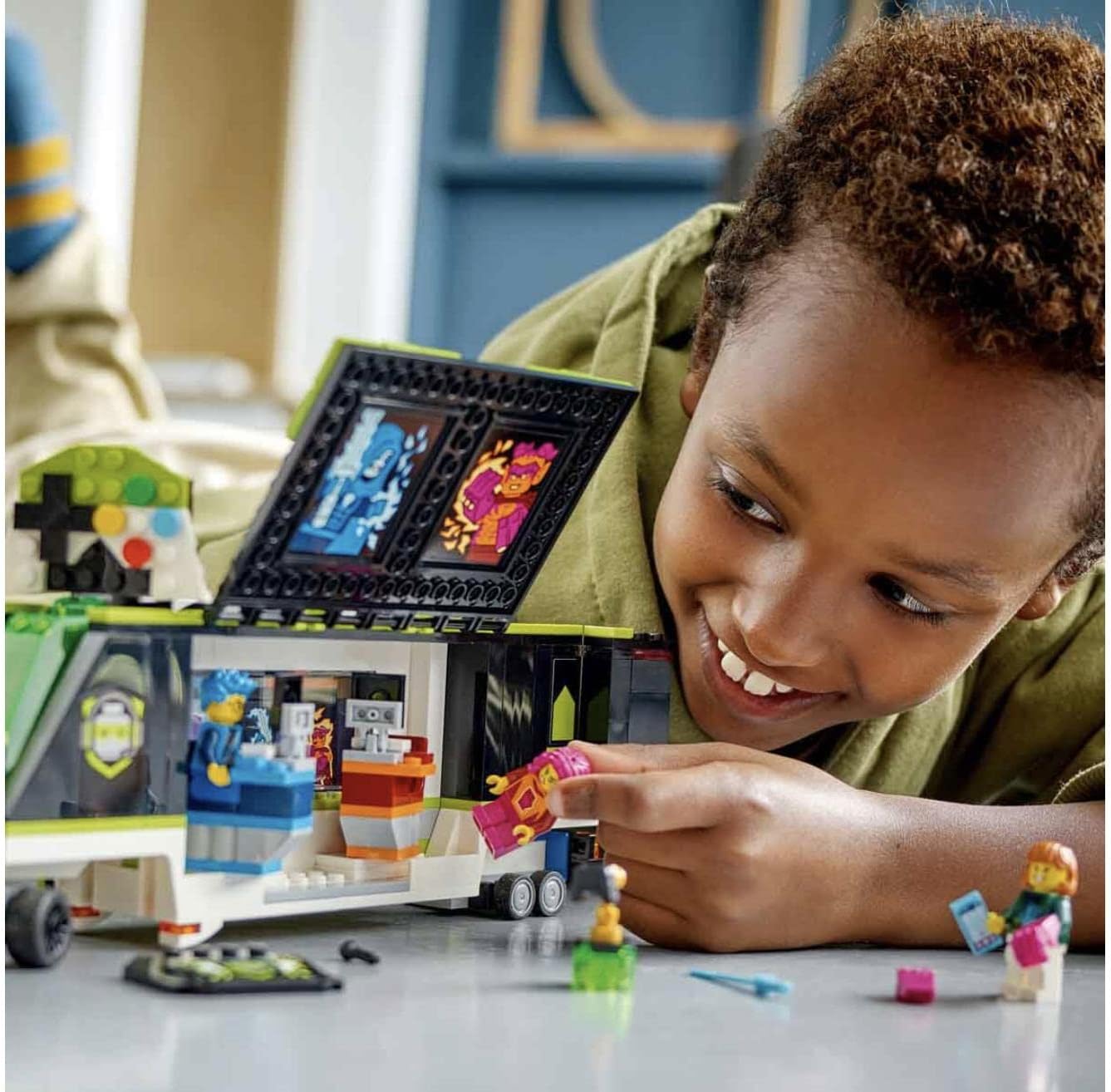 LEGO 60388 CITY VIDEO GAME TOURNAMENT TRUCK ESPORTS VEHÍCULO DE JUGUETE CON MINIFIGURAS PARA JUGADORES, REGALO PARA NIÑOS - 7