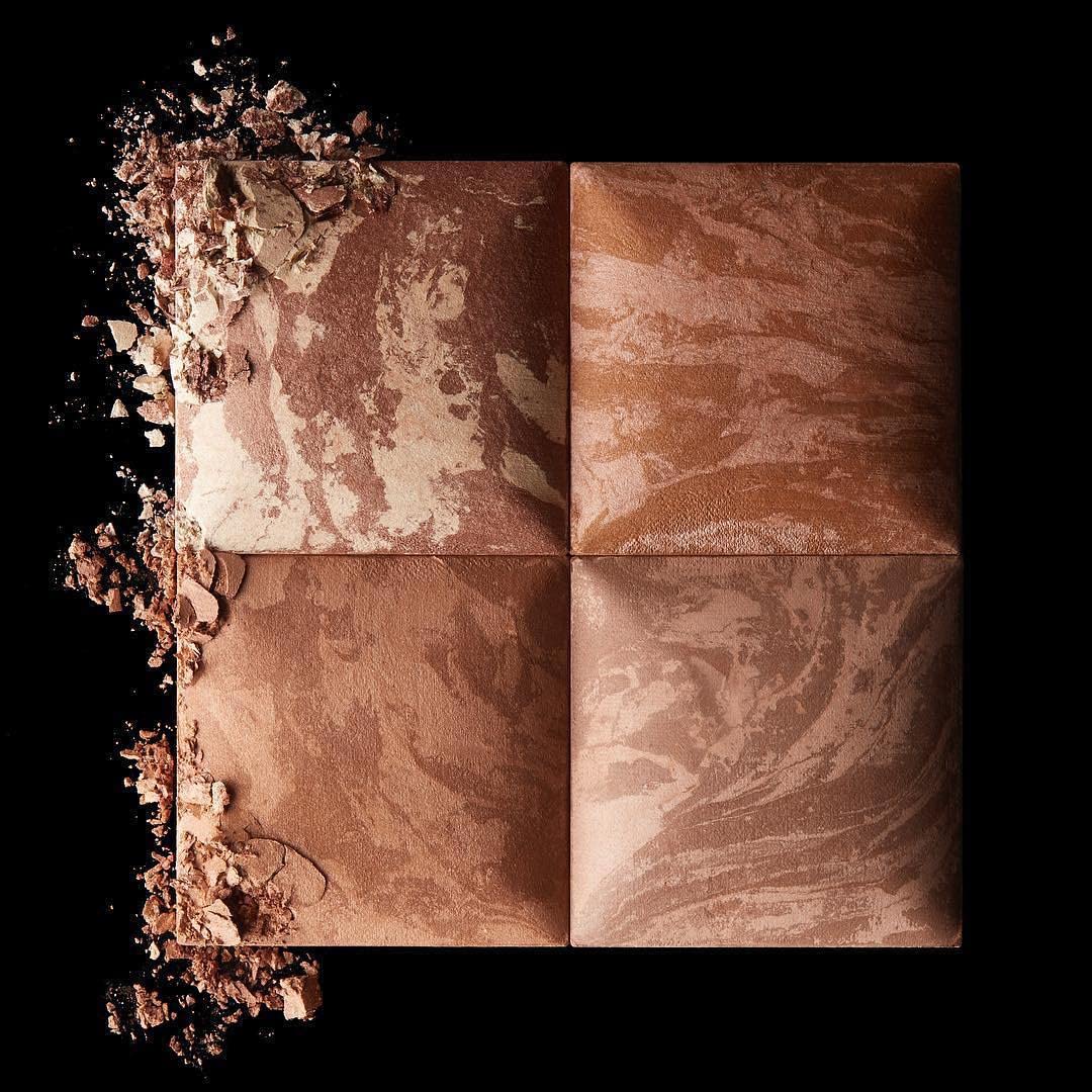 HOURGLASS AMBIENT LIGHTING BRONZER IN LUMINOUS BRONZE LIGHT. HIGHLIGHTING BRONZER PARA A NATURAL SUN-KISSED BRILLO GLOW - 3
