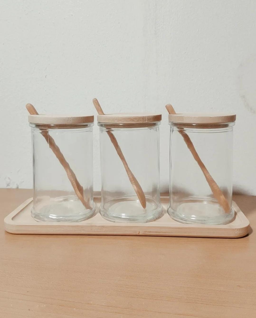 SET ACCESORIOS COCINA ZARA ALMOHADAS.PE MINIMALISTA MADERA NATURAL CONTENEDORES CONDIMENTEROS VIDRIO + FUENTE BAMBU - 2