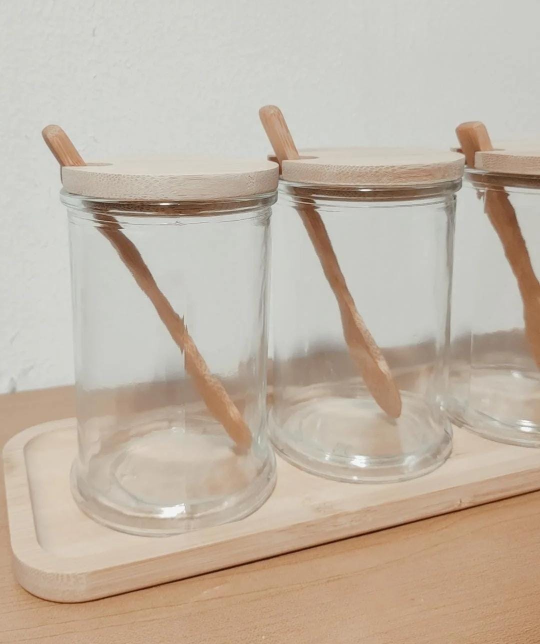 SET ACCESORIOS COCINA ZARA ALMOHADAS.PE MINIMALISTA MADERA NATURAL CONTENEDORES CONDIMENTEROS VIDRIO + FUENTE BAMBU - 3