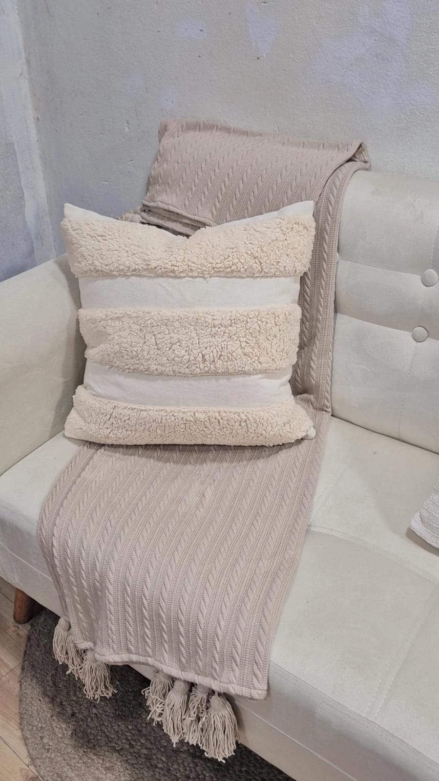 COJÍN BEIGE PELUCHE 45×45 – ESTILO NÓRDICO - 6