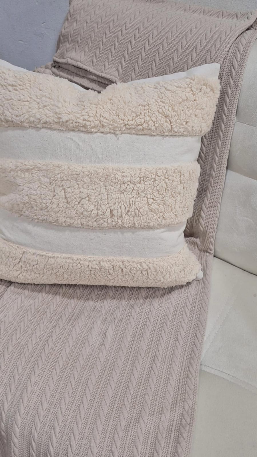 COJÍN BEIGE PELUCHE 45×45 – ESTILO NÓRDICO - 8