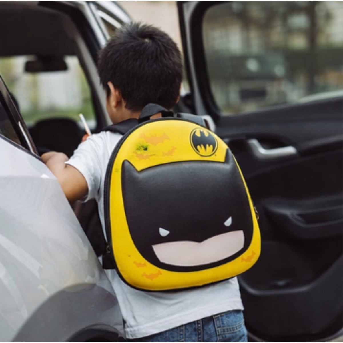 MOCHILA PARA NIÑO DISEÑO HÉROE URBANO CON RELIEVE - 4