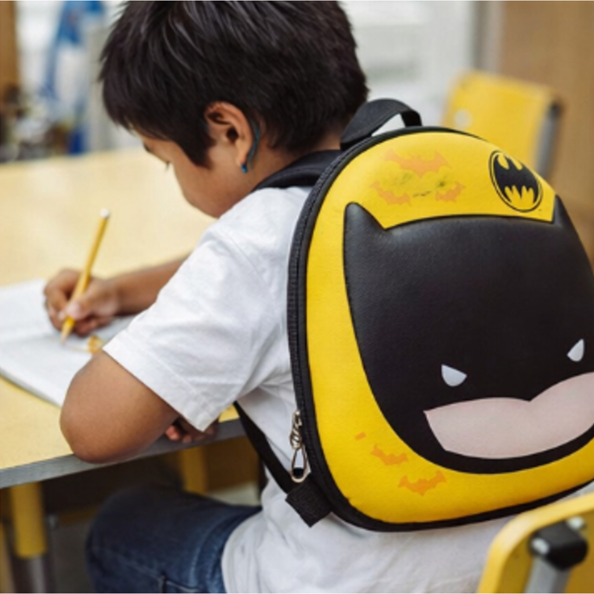 MOCHILA PARA NIÑO DISEÑO HÉROE URBANO CON RELIEVE - 5