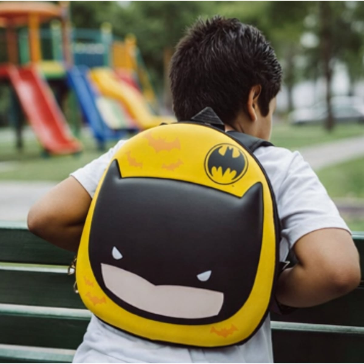 MOCHILA PARA NIÑO DISEÑO HÉROE URBANO CON RELIEVE - 6