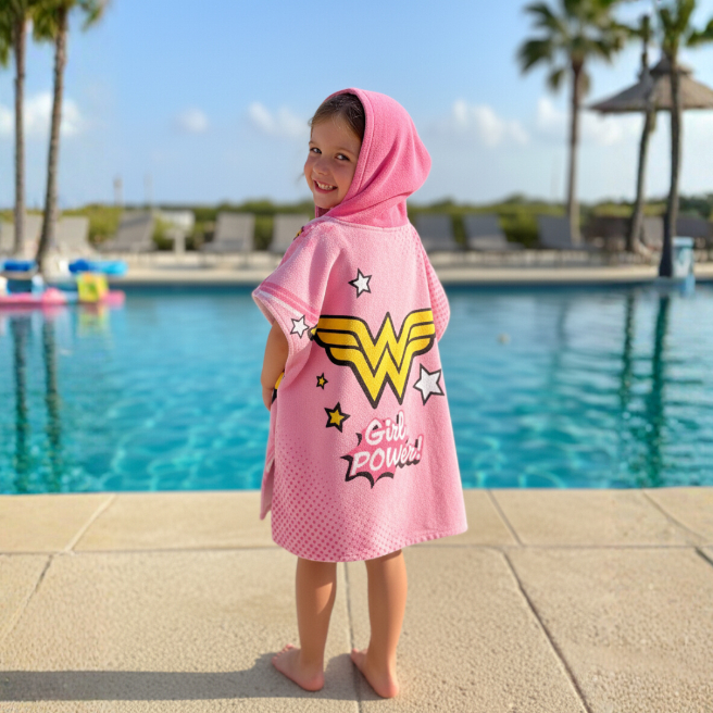 TOALLA PONCHO INFANTIL CON CAPUCHA ROSADA SECADO RÁPIDO DISEÑO HEROÍNA - 4