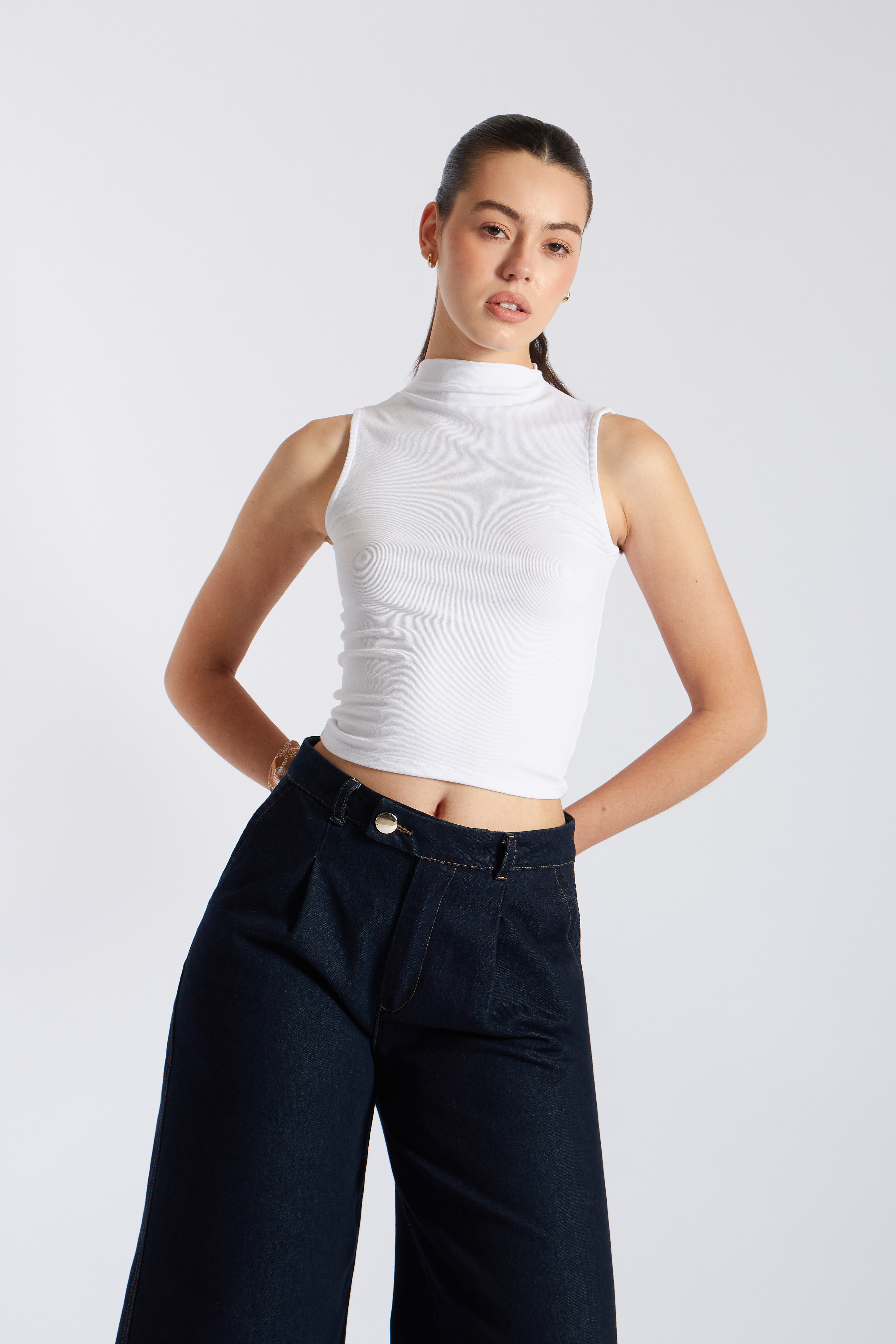 TOP MINIMAL CUELLO ALTO - 1