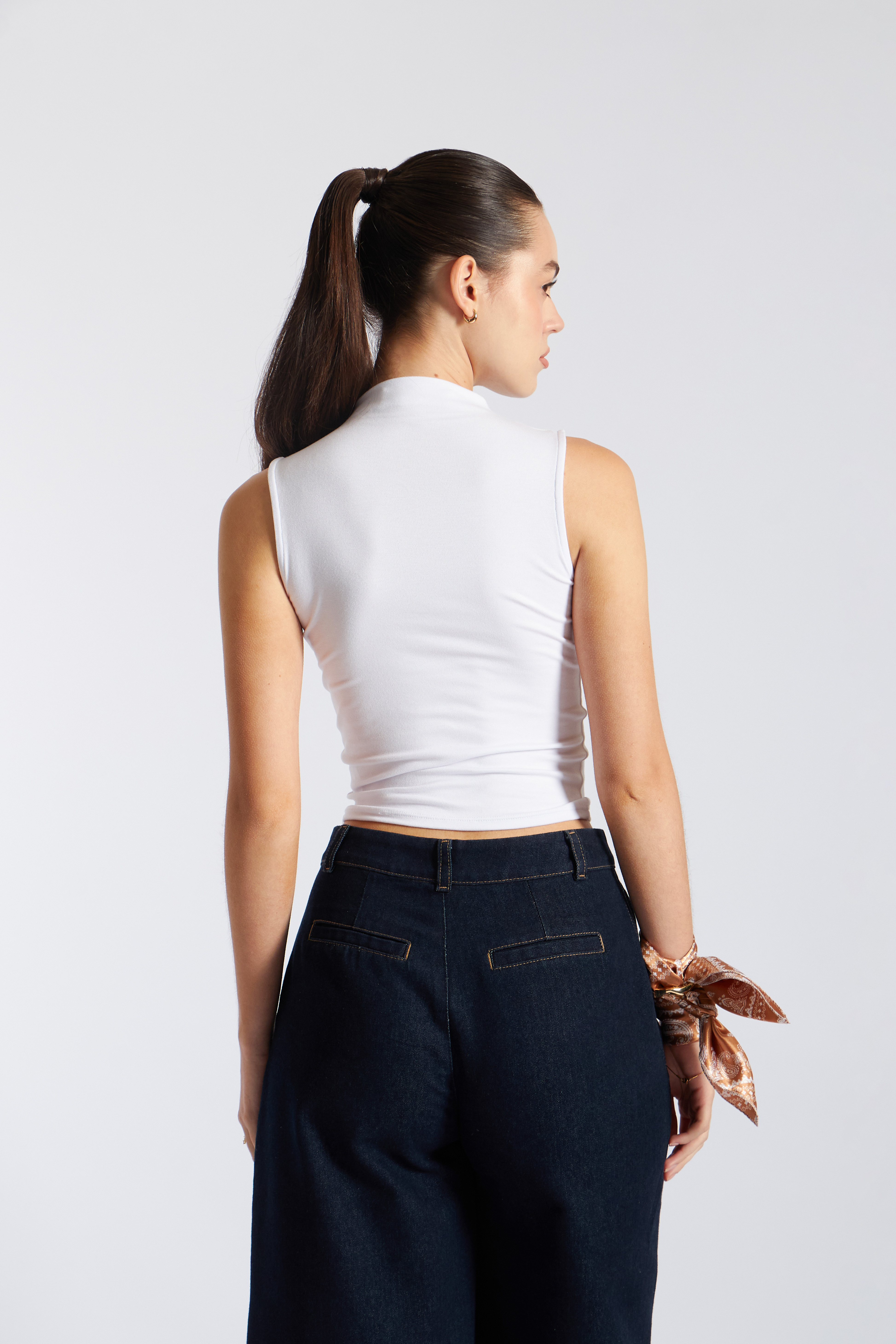 TOP MINIMAL CUELLO ALTO - 3