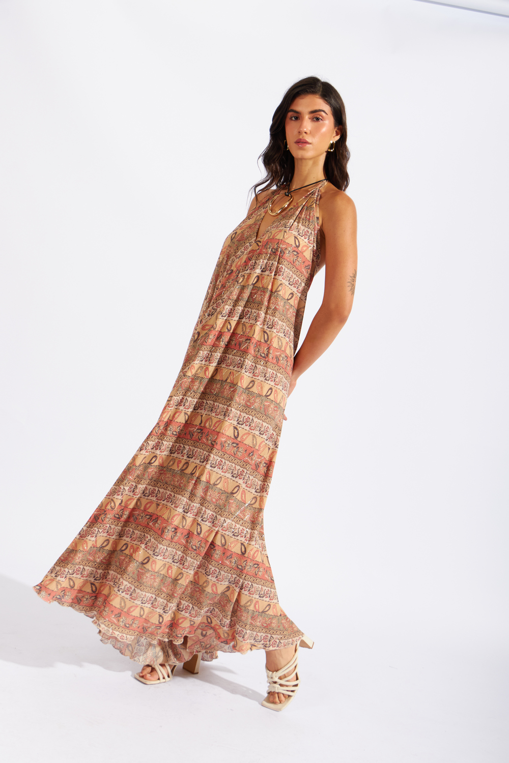 VESTIDO FLUIDO HALTER ESCOTE - 4