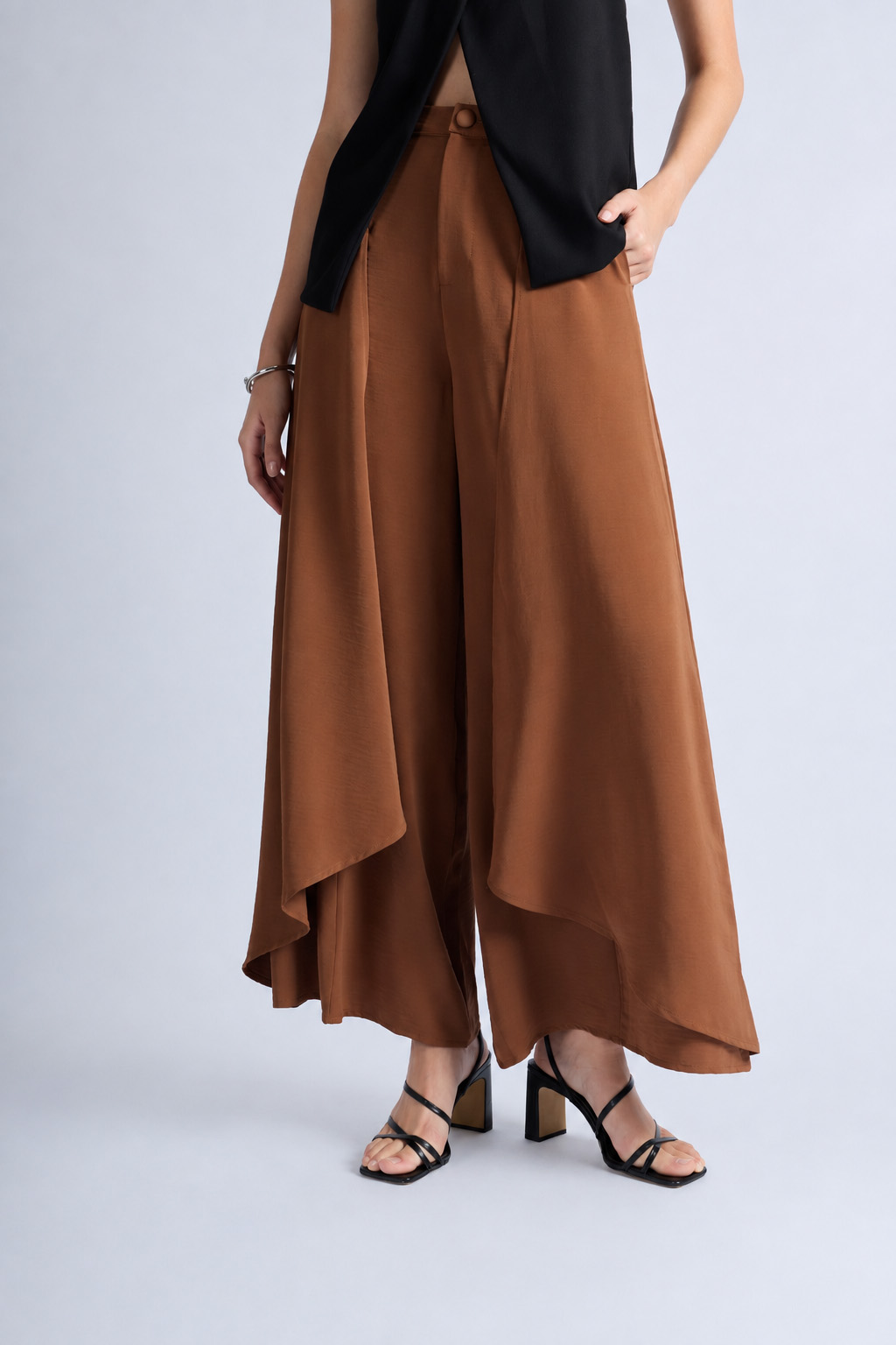 PANTALÓN FLUIDO CON VOLANTES - 1
