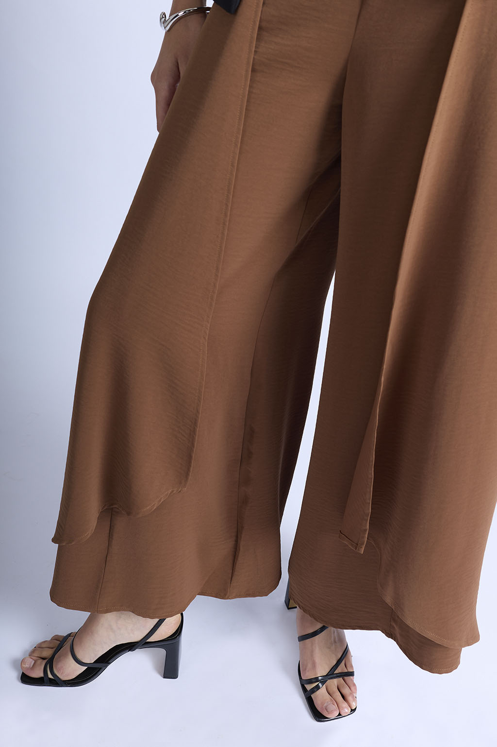 PANTALÓN FLUIDO CON VOLANTES - 6