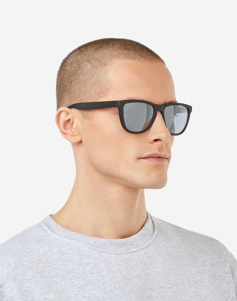 LENTES DE SOL HAWKERS ONE O18TR50 NEGRO MATE GRIS ESPEJADO TALLA 54MM - LOAIZAR.PE - 5