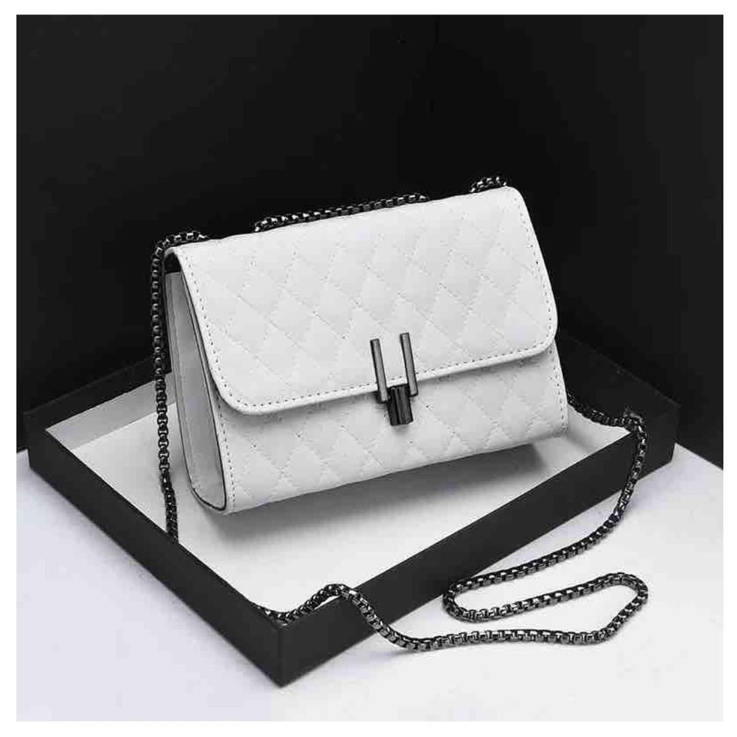 CARTERA DE MANO CON CORREA DISEÑO PREMIUM - 2