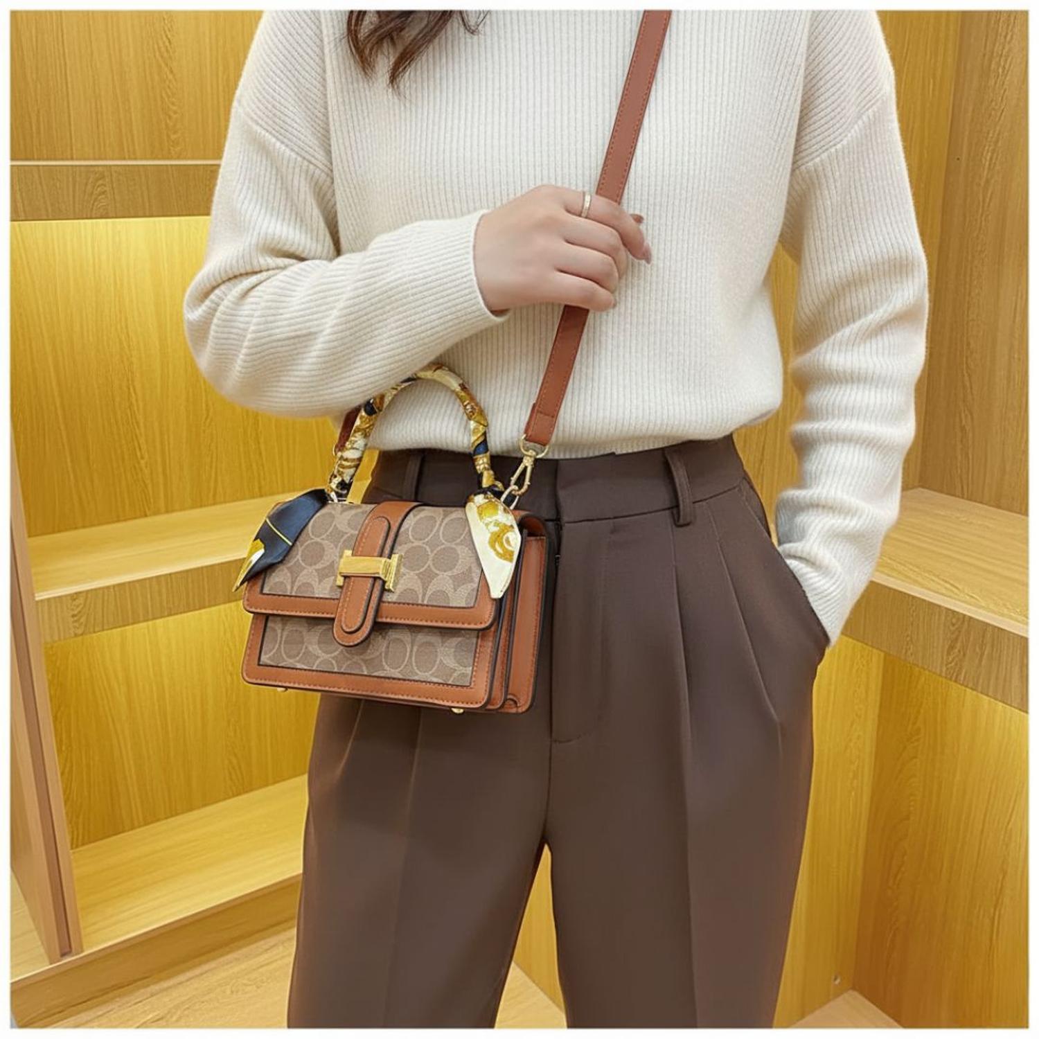 CARTERA DE MANO CON ASA Y CORREA AJUSTABLE ESTILO CASUAL CON PAÑUELO TAMAÑO M - 1
