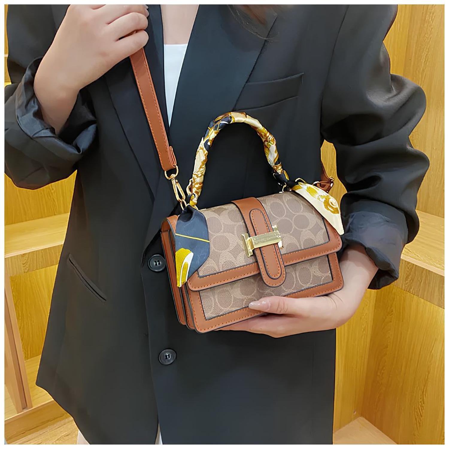 CARTERA DE MANO CON ASA Y CORREA AJUSTABLE ESTILO CASUAL CON PAÑUELO TAMAÑO M - 2