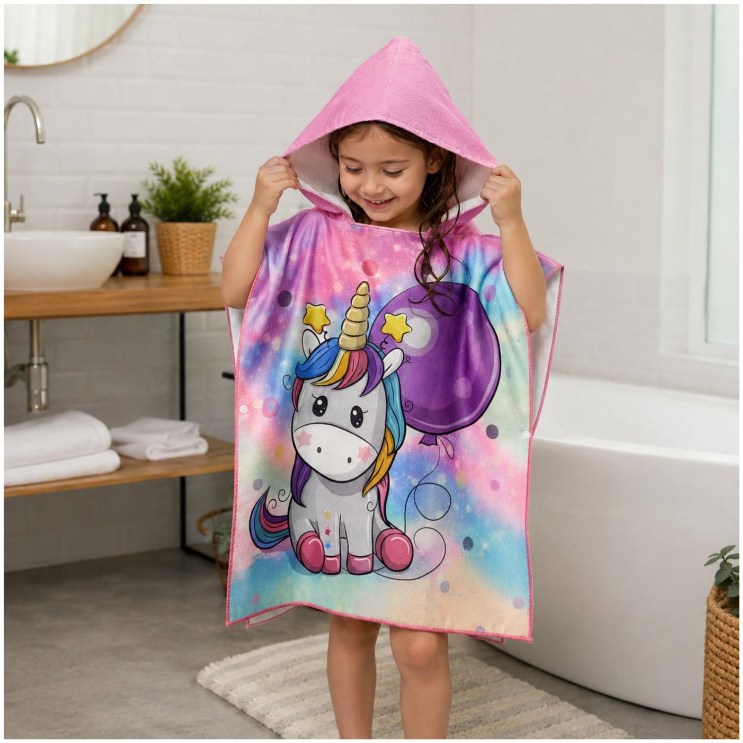 TOALLA DE BAÑO TIPO CAPA CON CAPUCHA CON BROCHES LATERALES DISEÑO UNICORNIO - 2