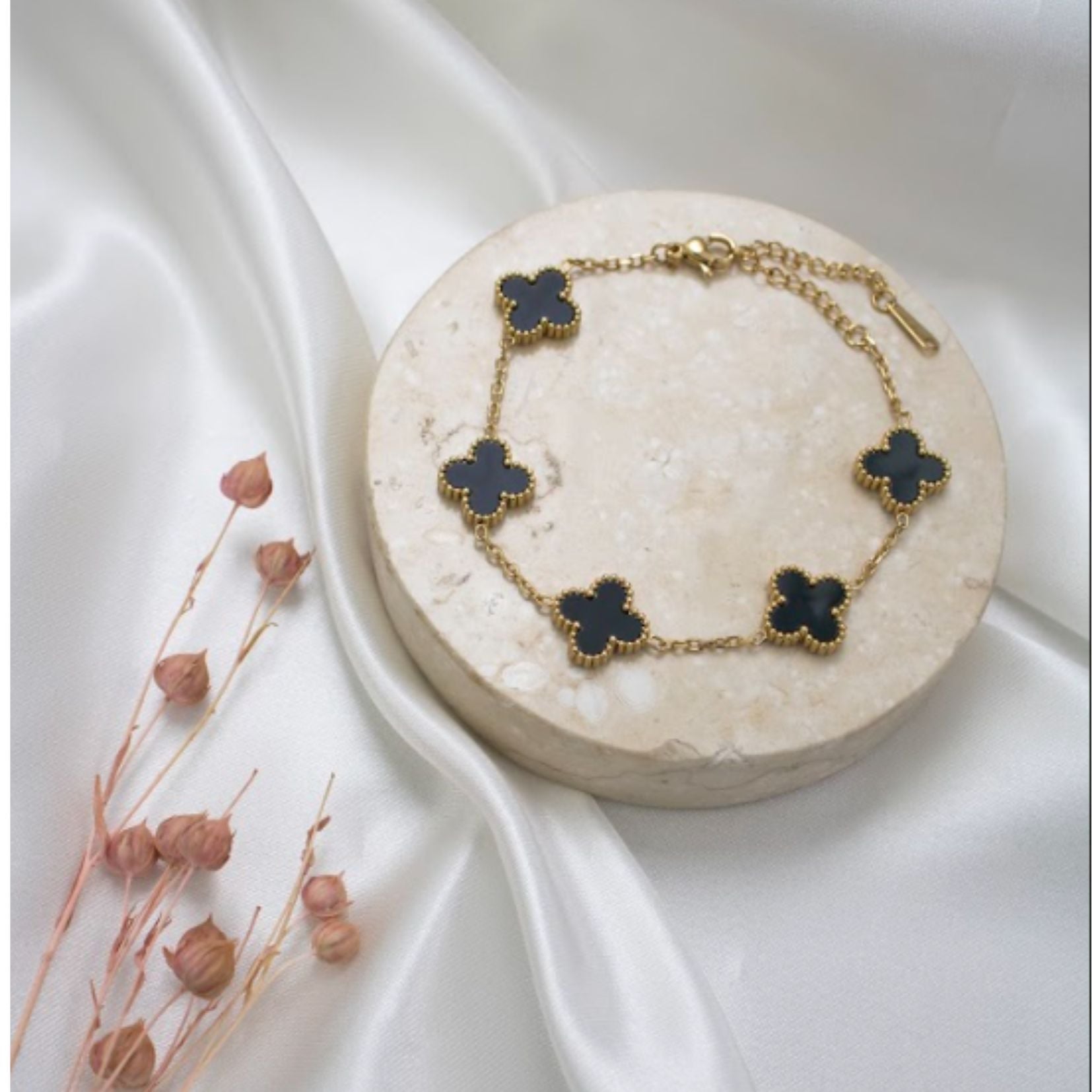 PULSERA CLEO JOYAS & ACCESORIOS TREBOL DUPE NEGRO ACERO - 1