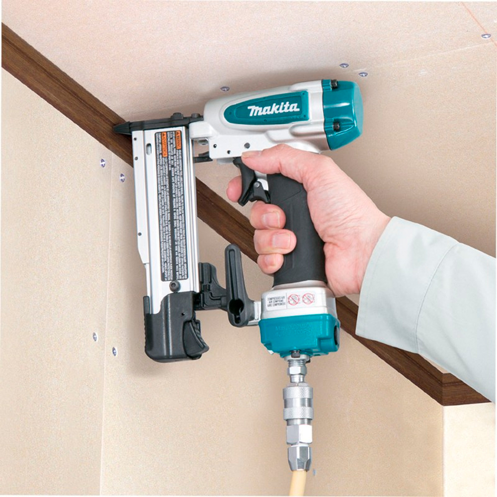 CLAVADORA NEUMÁTICA MAKITA 5/8' - 2' CAP. 130 PZAS AF353 - 3