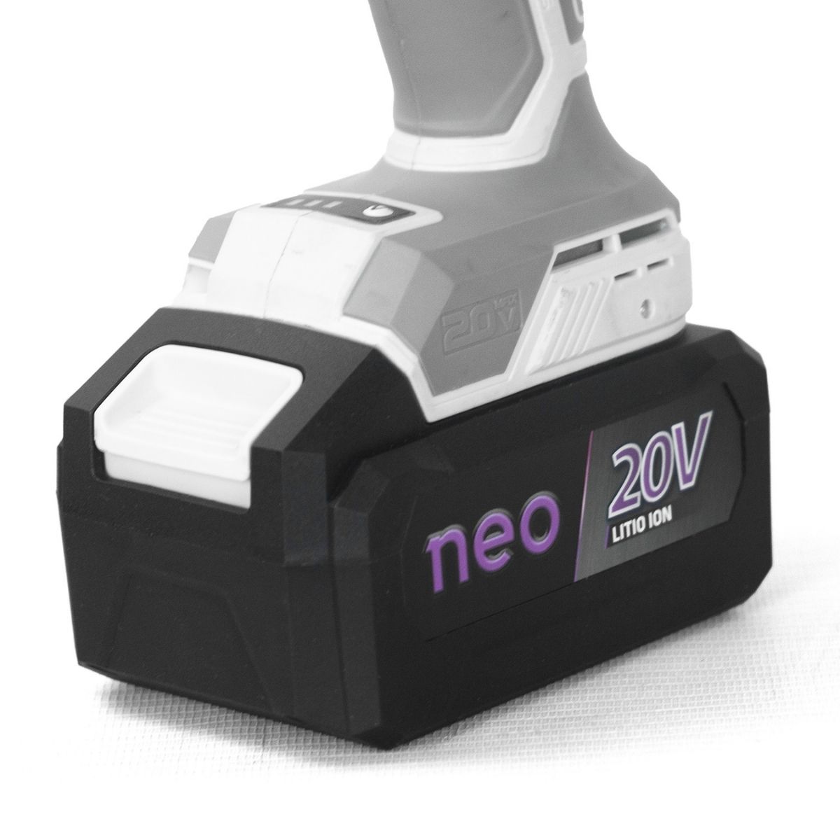 LLAVE DE IMPACTO 20V 1/2 650NM + BAT 4AH + CARGADOR NEO - 6