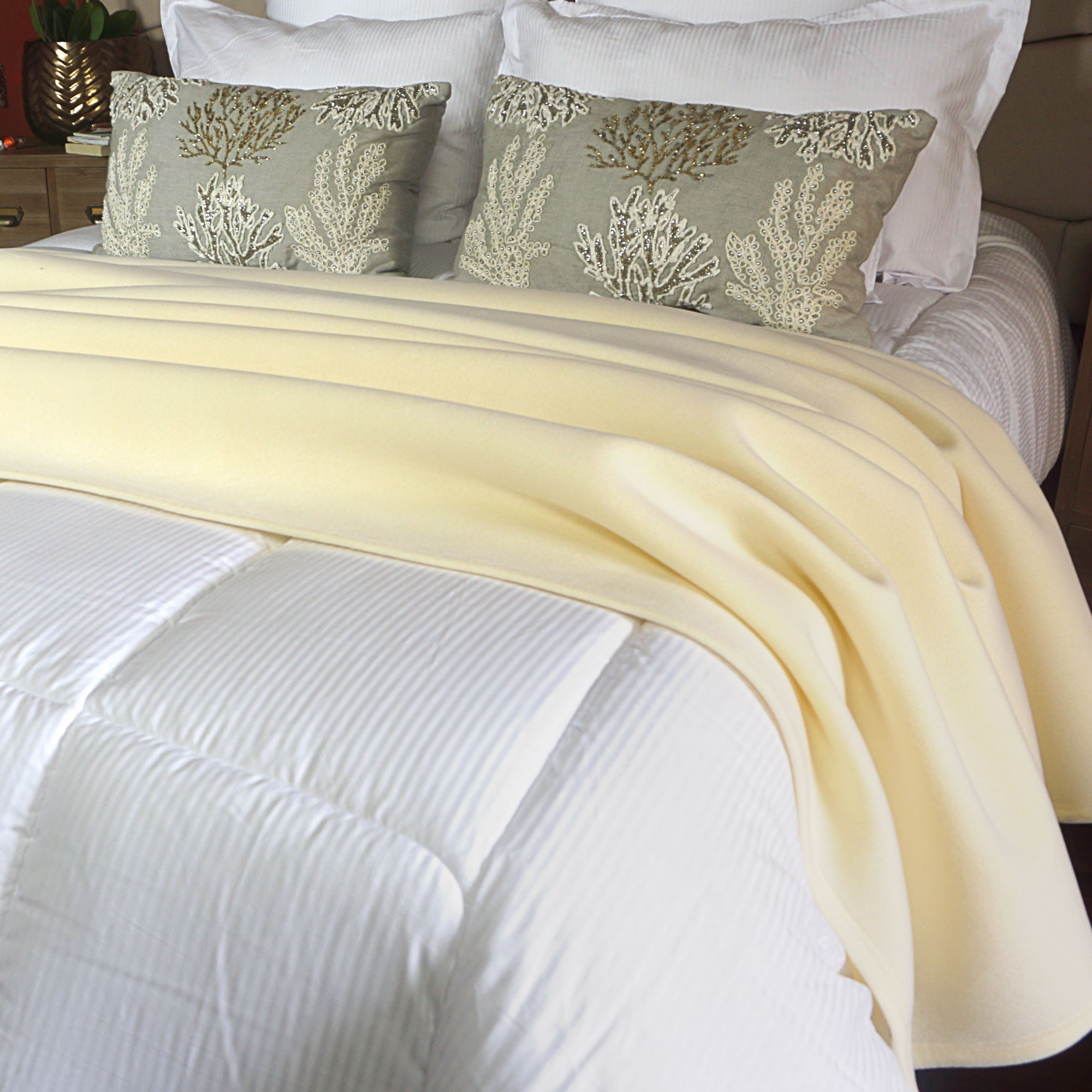 FRAZADA FIBRA DE ESPUMA AISLANTE ANTIALÉRGICA PREMIUM / CREMA ARLIN - 3