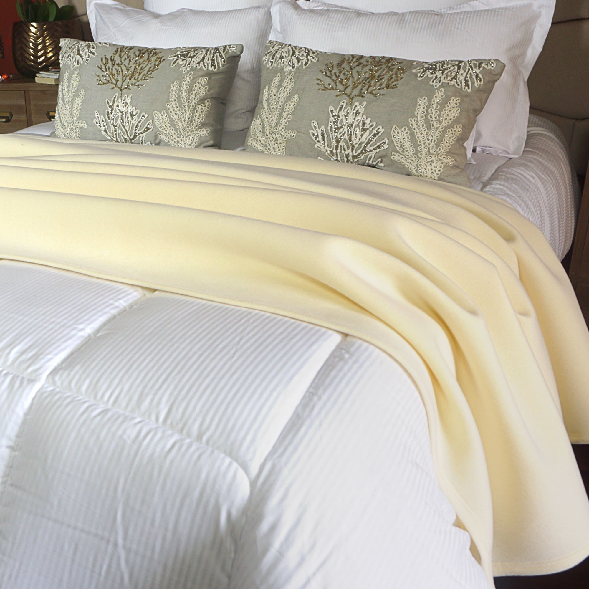 FRAZADA FIBRA DE ESPUMA AISLANTE ANTIALÉRGICA PREMIUM / CREMA ARLIN - 5