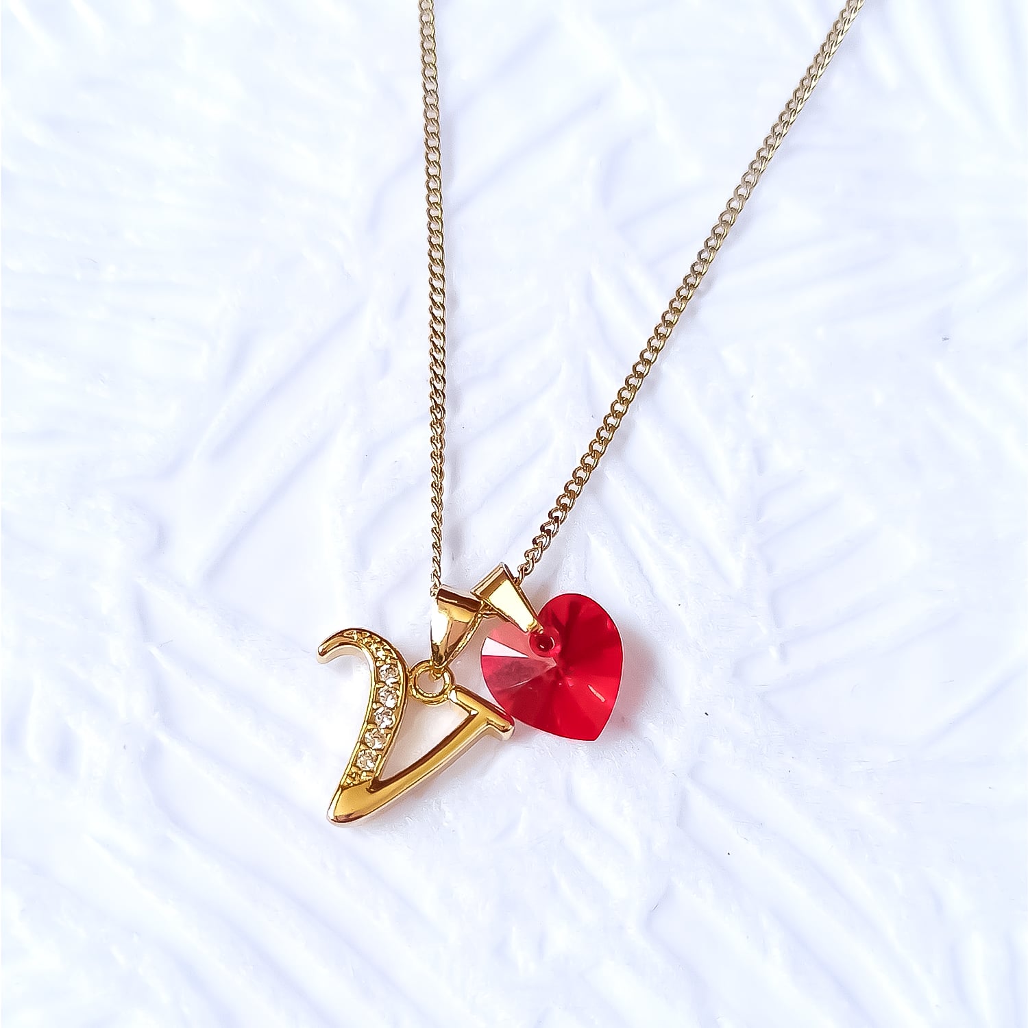 COLLAR DE ACERO INOXIDABLE CON DIJE LETRA INICIAL V CON CRISTAL CORAZÓN ROJO - REGALO IDEAL PARA SORPRENDER - 1