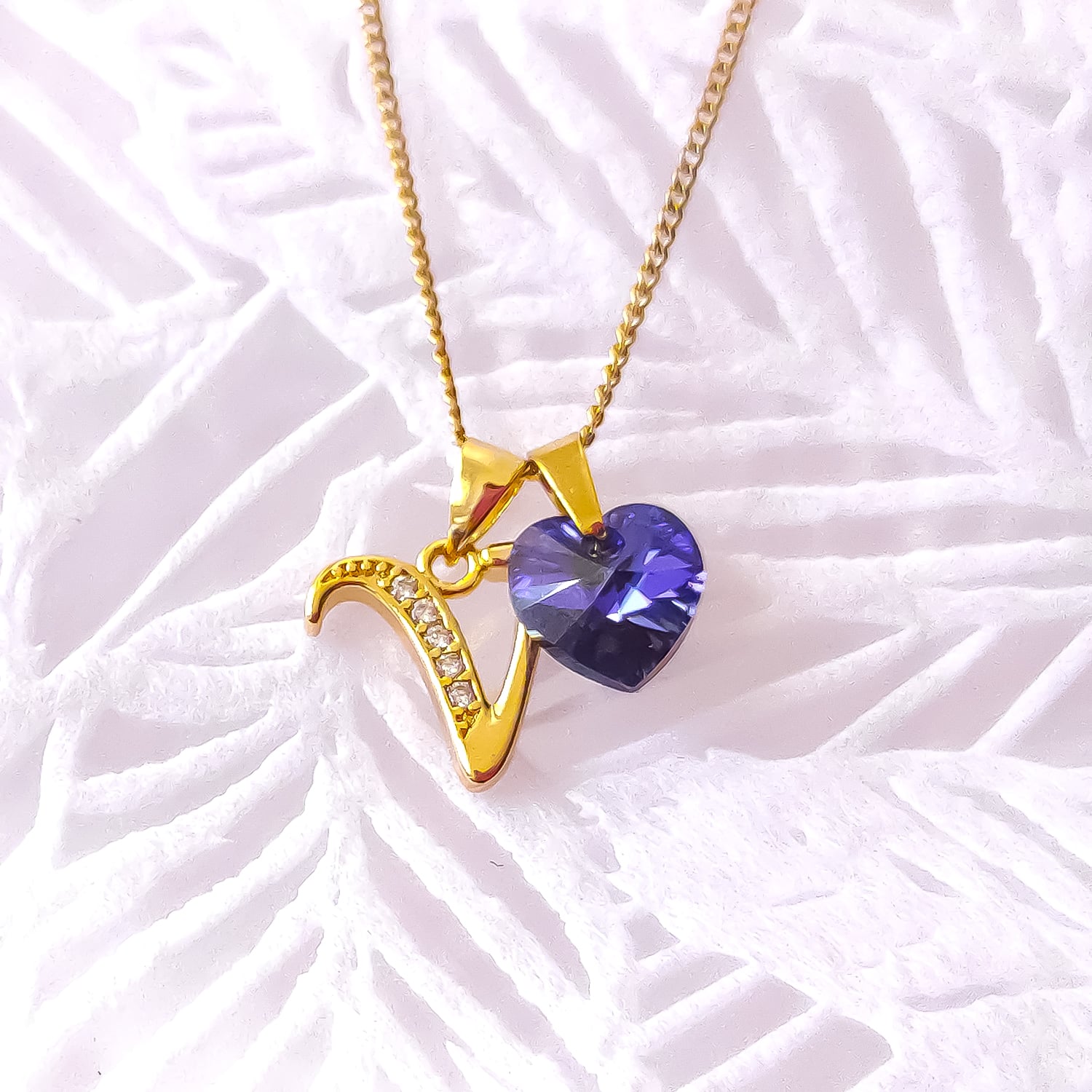 COLLAR DE ACERO INOXIDABLE CON DIJE LETRA INICIAL V CON CRISTAL CORAZÓN MORADO - REGALO ELEGANTE IDEAL PARA SORPRENDER - 1