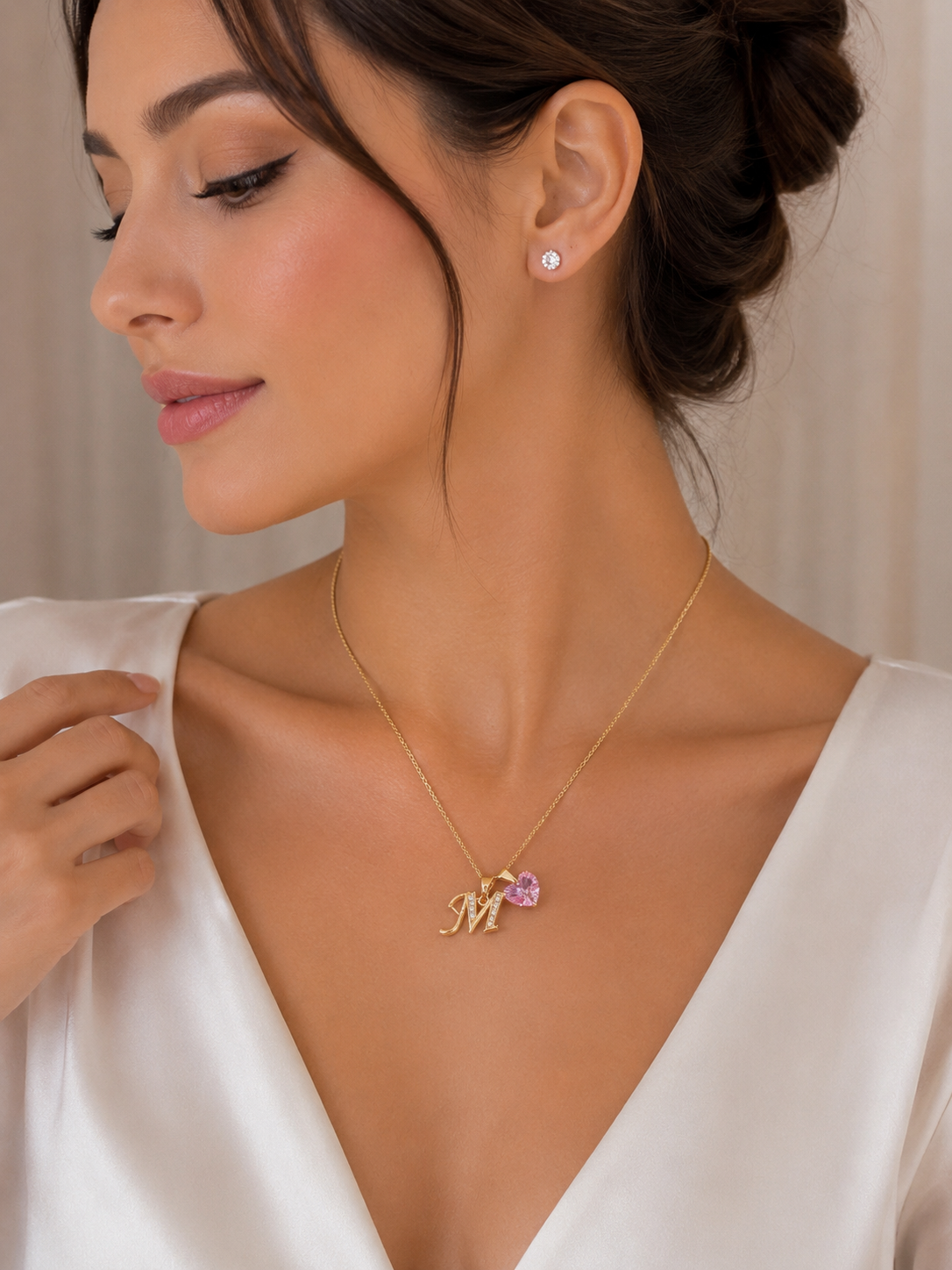 COLLAR DE ACERO INOXIDABLE CON DIJE LETRA INICIAL M CON CORAZÓN DE CRISTAL ROSA - REGALO CON SIGNIFICADO PARA MAMÁ - 2