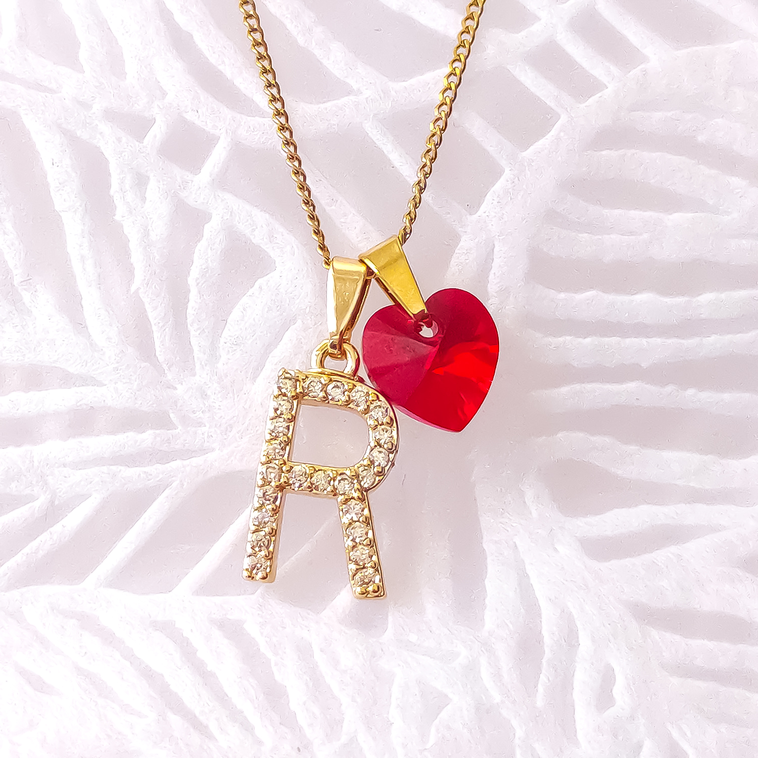 COLLAR DE ACERO INOXIDABLE CON DIJE LETRA INICIAL R CON CRISTAL CORAZÓN ROJO - REGALO IDEAL PARA SORPRENDER - 1