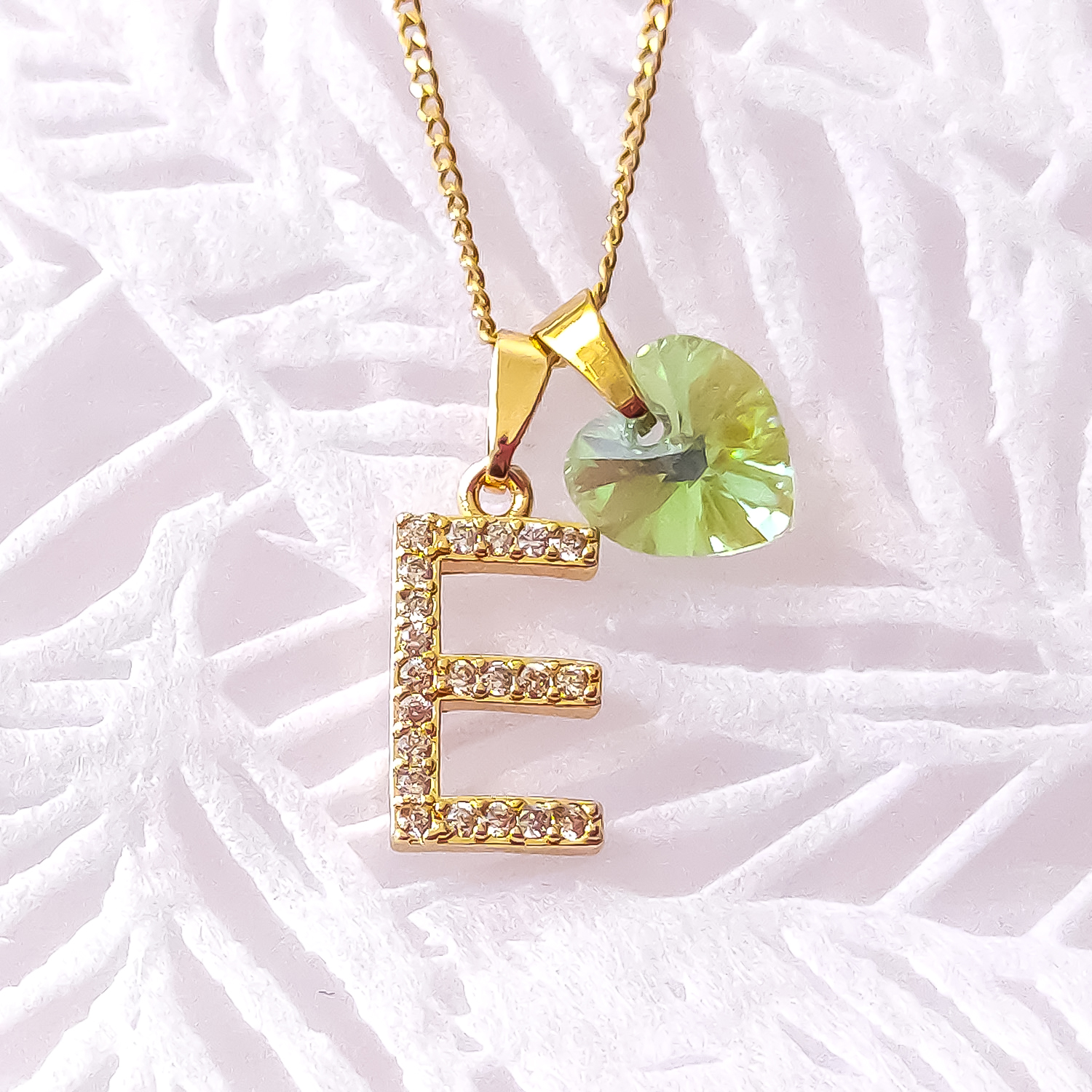 COLLAR DIJE LETRA INICIAL E CON CRISTAL CORAZÓN VERDE - REGALO ELEGANTE CON SIGNIVICADO IDEAL PARA SORPRENDER - 1