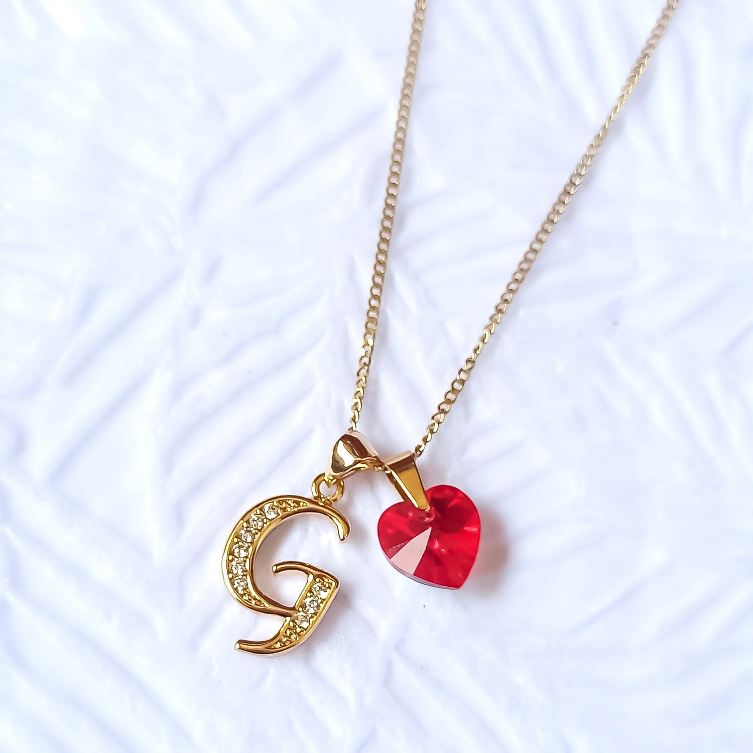 COLLAR DE ACERO INOXIDABLE PARA MUJER CON DIJE LETRA INICIAL G Y CRISTAL CORAZÓN ROJO - REGALO CON SIGNIDICADO PARA SORPRENDER - 1