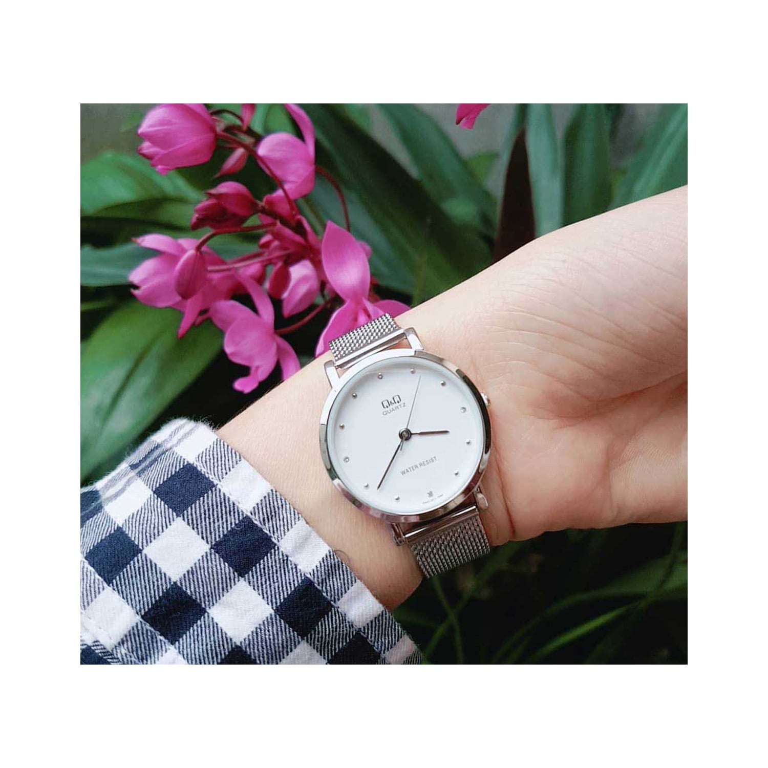 RELOJ QYQ PARA MUJER COLOR PLATEADO DE MALLA METÁLICA DE ACERO INOXIDABLE RESISTENTE AL AGUA - REGALO IDEAL PARA MUJER - 3