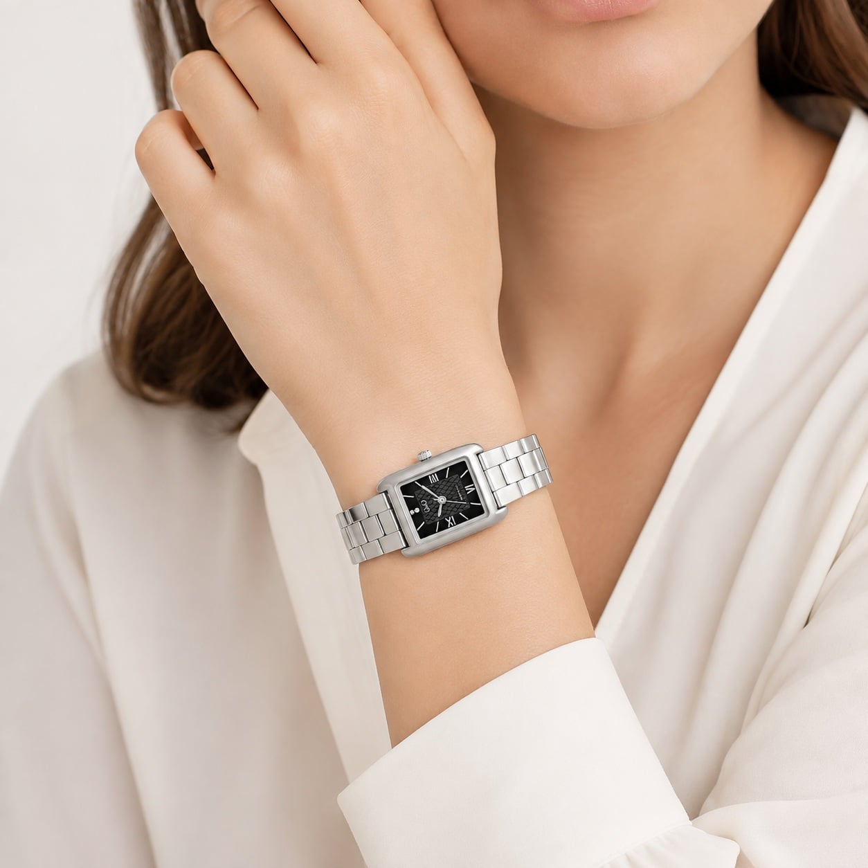 RELOJ QYQ ANALÓGICO PARA MUJER COLOR PLATEADO DISEÑO RECTANGULAR CON INTERIOR NEGRO MODELO C69A-005PY - 2