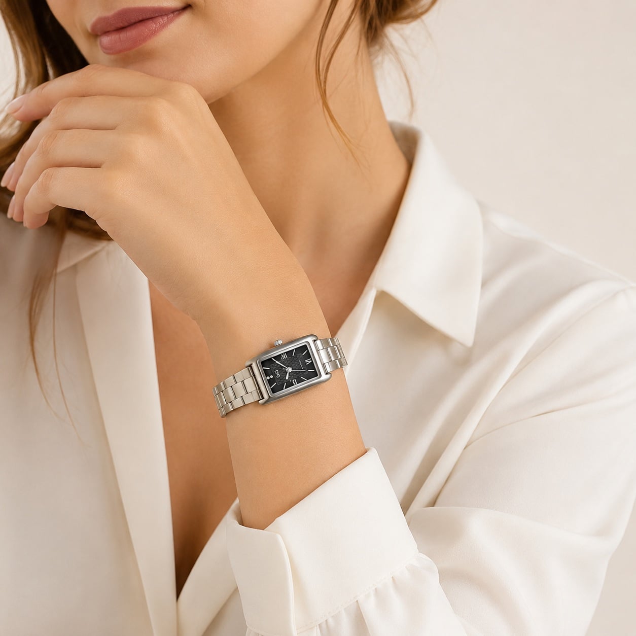 RELOJ QYQ ANALÓGICO PARA MUJER COLOR PLATEADO DISEÑO RECTANGULAR CON INTERIOR NEGRO MODELO C69A-005PY - 3