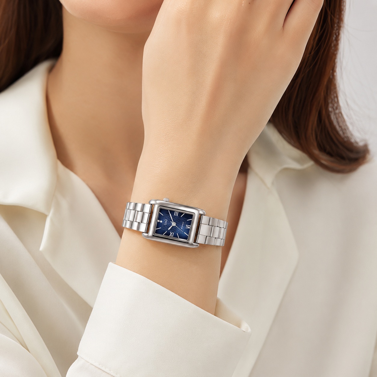 RELOJ Q&Q MODELO C69A-004PY PARA MUJER PLATEADO CON ESFERA AZUL RECTANGULAR Y BRAZALETE METÁLICO - 2