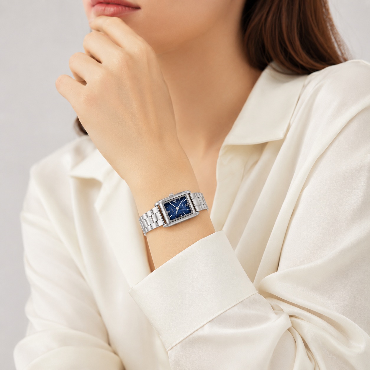 RELOJ Q&Q MODELO C69A-004PY PARA MUJER PLATEADO CON ESFERA AZUL RECTANGULAR Y BRAZALETE METÁLICO - 3