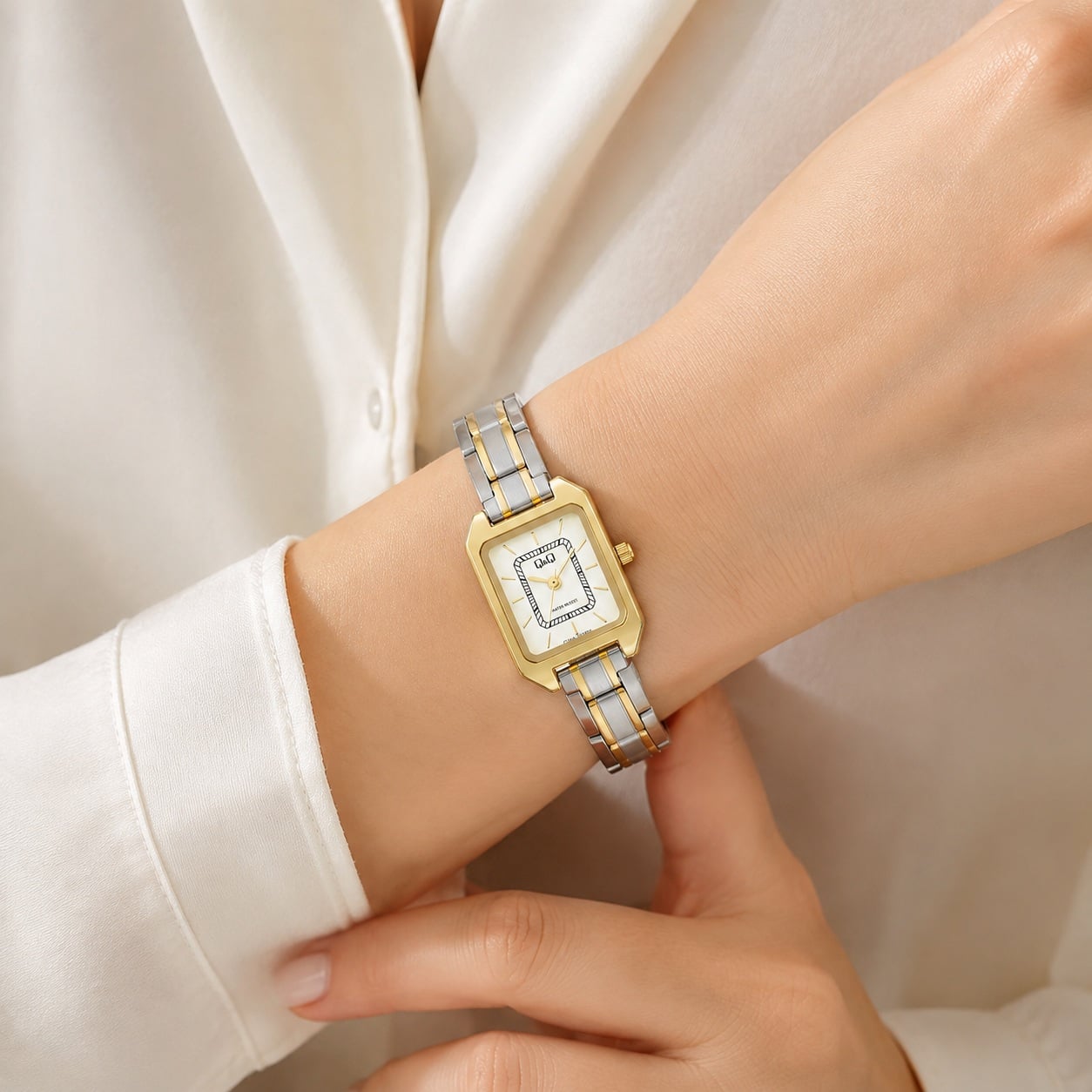 RELOJ Q&Q MODELO C76A-003PY PARA MUJER BICOLOR DORADO Y PLATEADO RECTANGULAR BISEL DORADO CON ESFERA BLANCA - 2