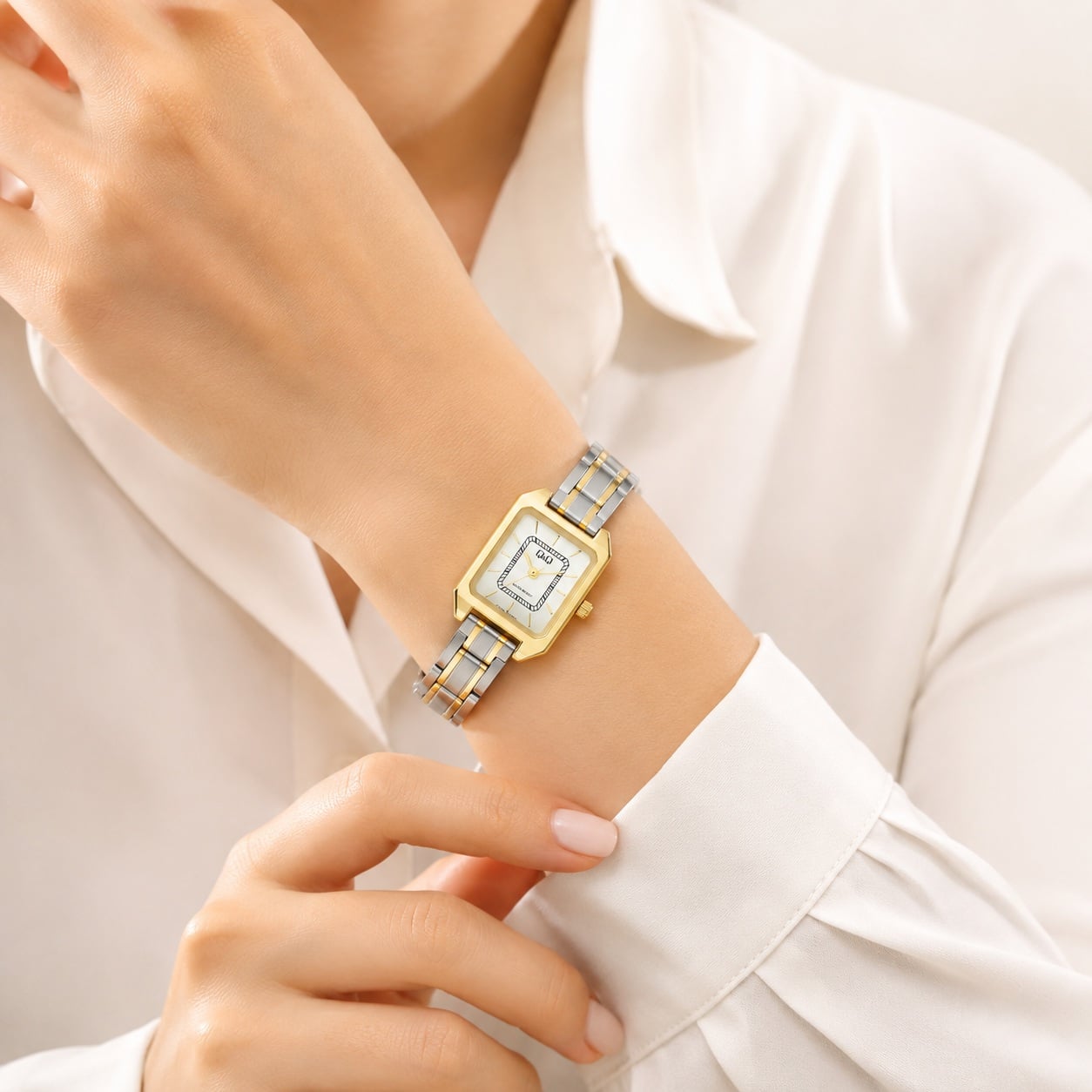 RELOJ Q&Q MODELO C76A-003PY PARA MUJER BICOLOR DORADO Y PLATEADO RECTANGULAR BISEL DORADO CON ESFERA BLANCA - 3