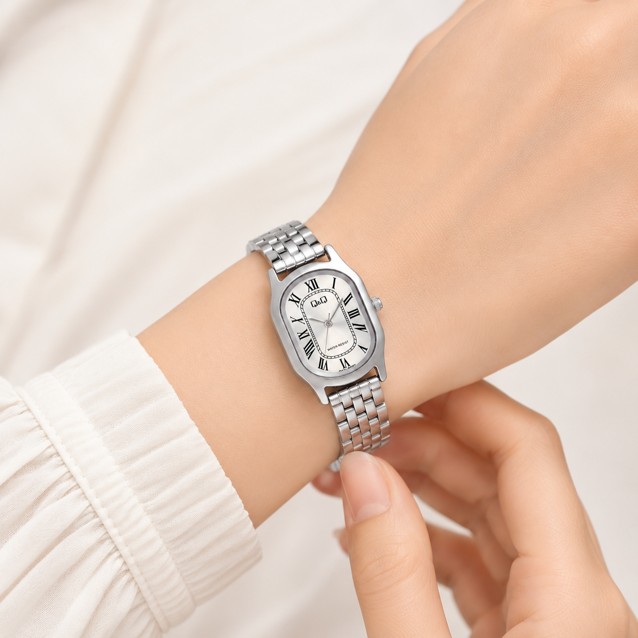 RELOJ Q&Q Q47C-002PY PARA MUJER PLATEADO CON NÚMEROS ROMANOS Y BRAZALETE METÁLICO 3 BAR - 2