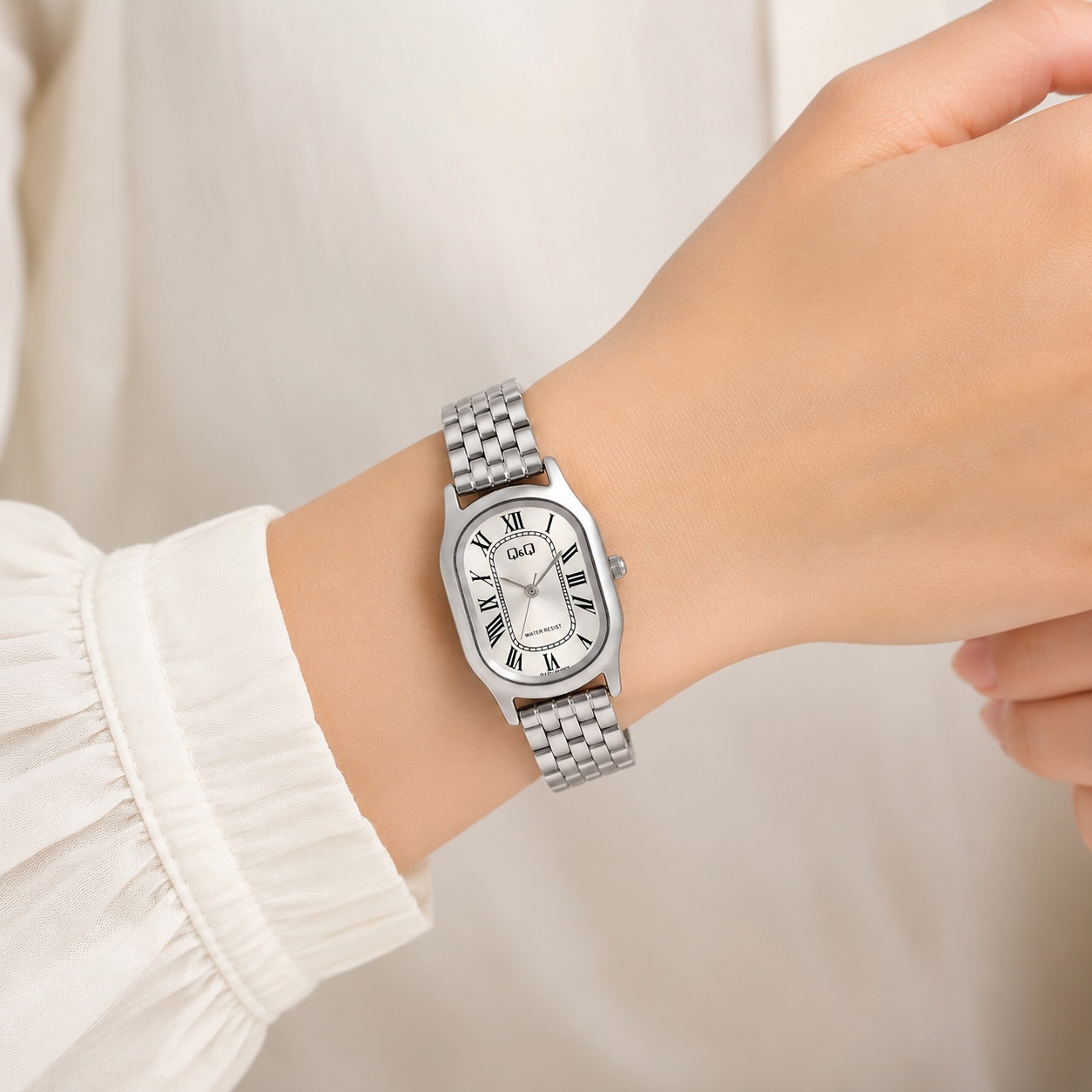 RELOJ Q&Q Q47C-002PY PARA MUJER PLATEADO CON NÚMEROS ROMANOS Y BRAZALETE METÁLICO 3 BAR - 3