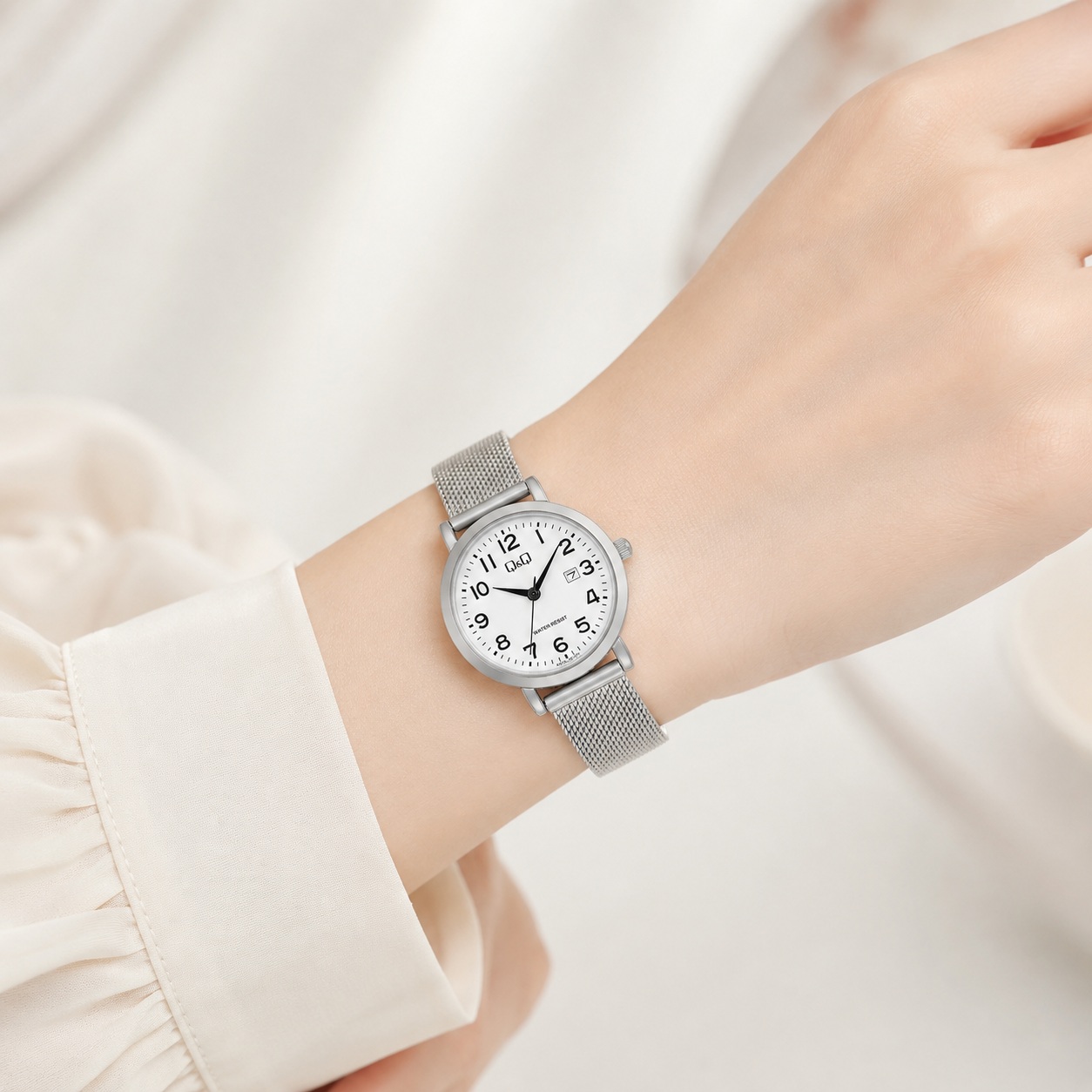 RELOJ Q&Q A47A-001PY PARA MUJER PLATEADO CON MALLA METÁLICA ESFERA BLANCA Y FECHERO 3 ATM - 3