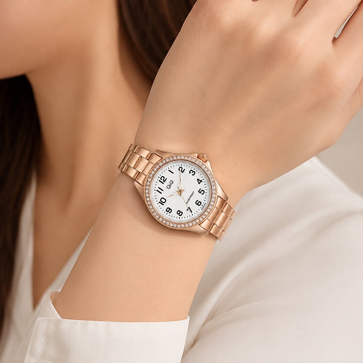 RELOJ Q&Q C223J014Y PARA MUJER ORO ROSA CON ESFERA BLANCA Y DETALLES CON BRILLANTES 3 ATM - 3