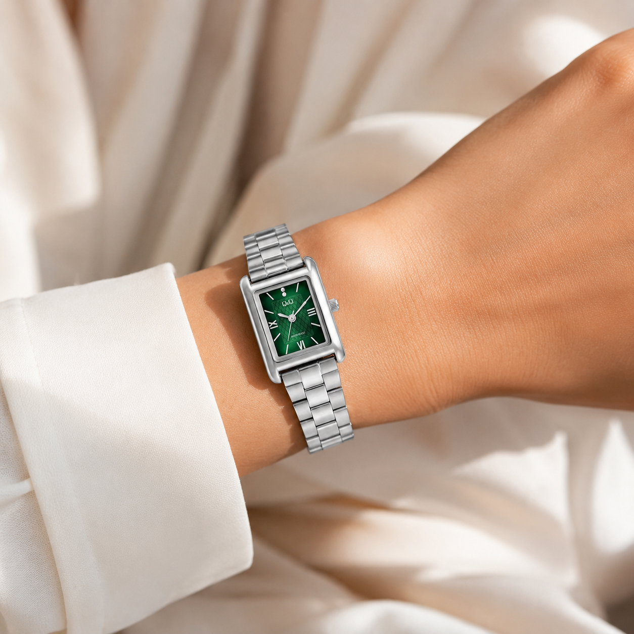 RELOJ Q&Q MODELO C69A-003PY PARA MUJER PLATEADO CON ESFERA VERDE Y BRAZALETE METÁLICO 3 BAR - 3