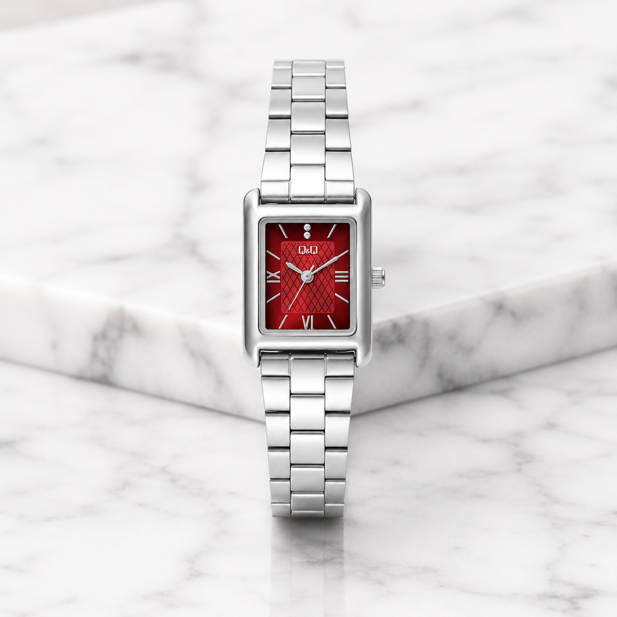 RELOJ Q&Q PARA MUJER CON PULSERA METÁLICA PLATEADA Y ESFERA ROJA MODELO C69A-002PY REGALO FEMENINO ELEGANTE - 1