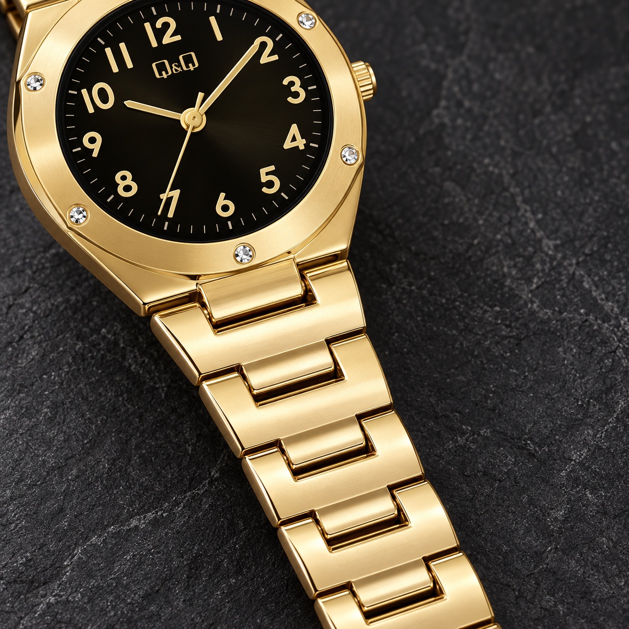 RELOJ QYQ F19A-004PY PARA MUJER DORADO ESFERA NEGRA BRAZALETE METÁLICO 28 MM 3 BAR - 4