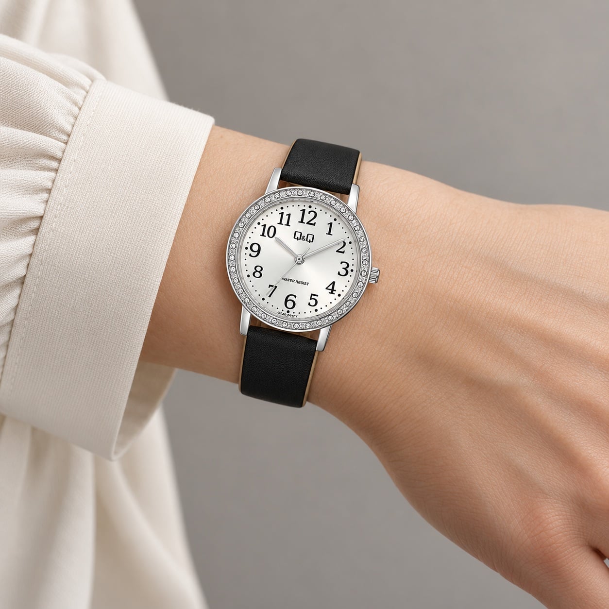 RELOJ QYQ Q32B-004PY MUJER COLOR NEGRO ESFERA BLANCA CORREA SINTÉTICA 33 MM 3 BAR - 4